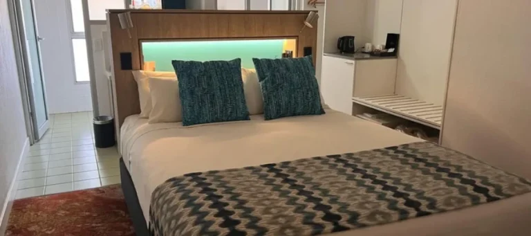ayers rock resort lost camel hotel stay